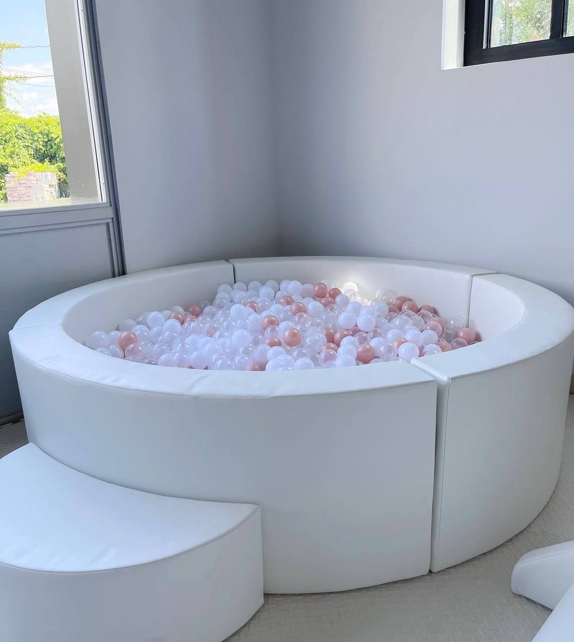 Round luxury ball pit with blush pink and clear balls — Happi Hop Montreal