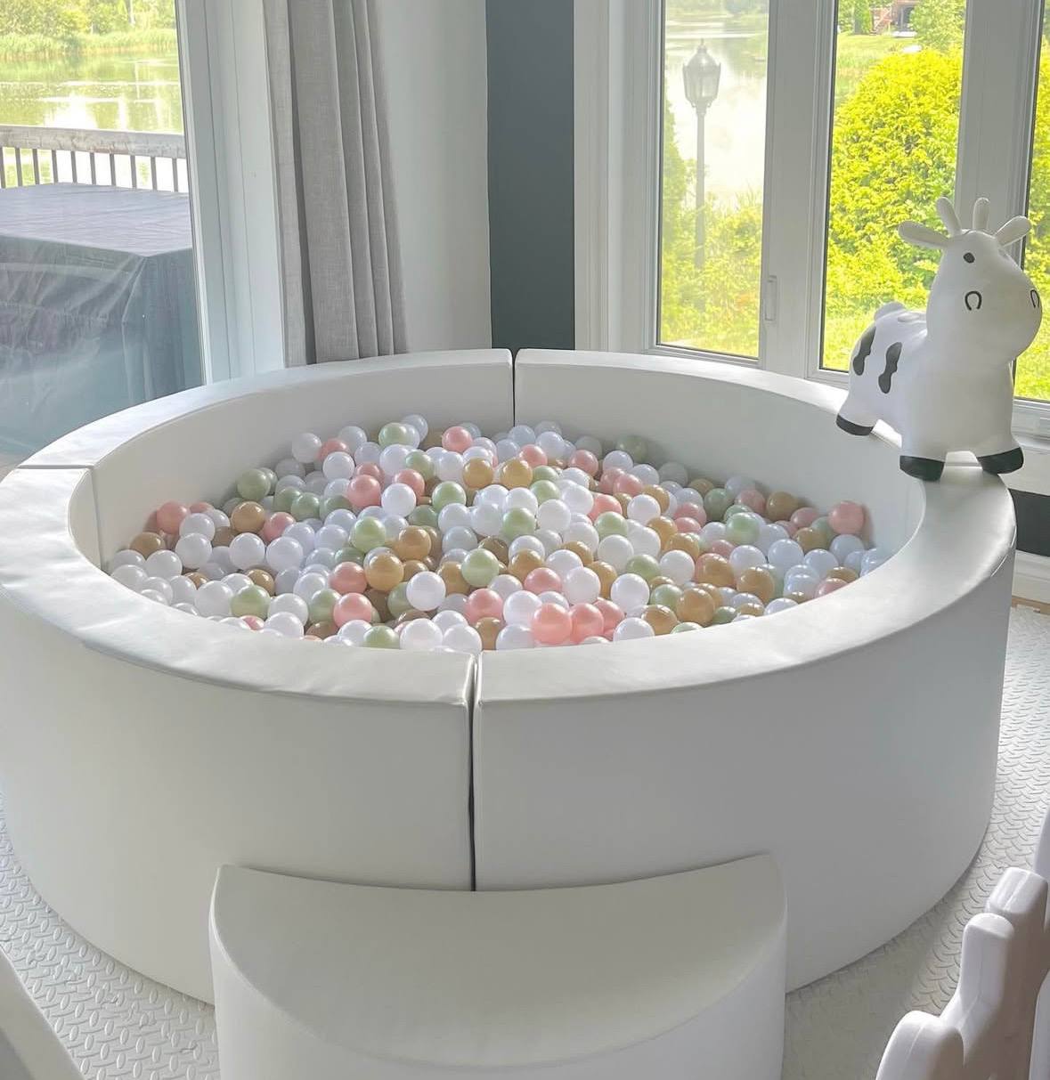 Luxury round ball pit with gold, pastel green, pink and white balls — Happi Hop Montreal